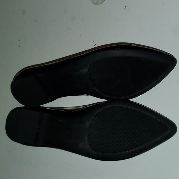 NEW BCBG Paris women's 6 black and white pointy toe flats with bow - Picture 4 of 7